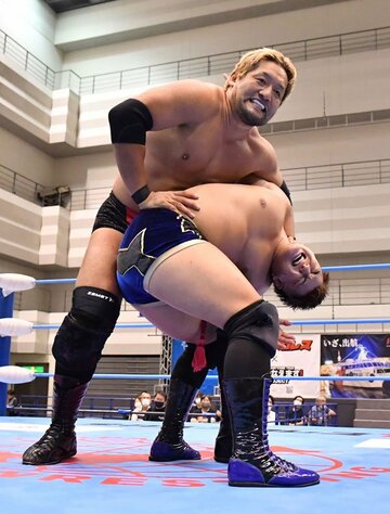  ジャンボばりの「拷問コブラ」も繰り出した石川（上）