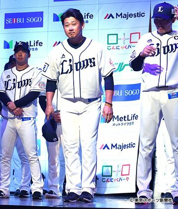 松坂は出陣式でユニホーム姿を披露し、ファンにあいさつした