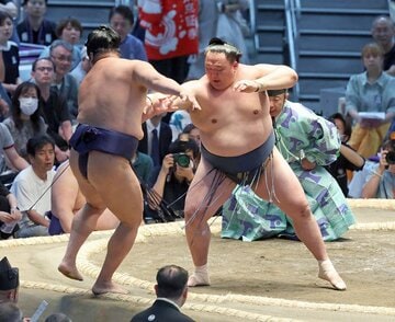 羽出山(左)を落ち着いて押し出した玉鷲