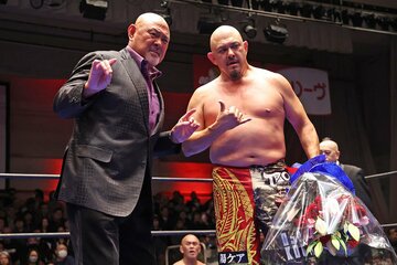 武藤敬司(左)から花束を受け取った太陽ケア