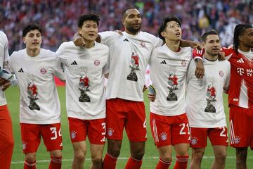 チームメートと肩を組む伊藤洋輝＝右から3人目（ロイター）