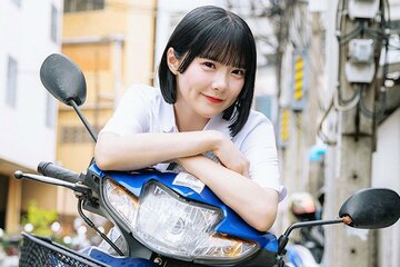 バイクにもたれかかかる福山梨乃