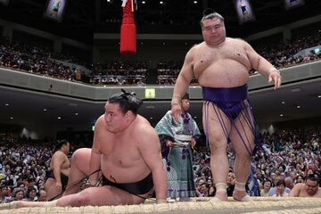 高安(右)に敗れ、右足の痛みをこらえる豊昇龍