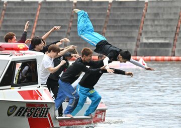 ＳＧ初勝利を挙げて水面に投げ入れられる北山康介（右）