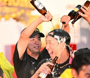 ビールかけで後方からひっそり藤川監督(右)にビールをたらす阪神・高橋遥人