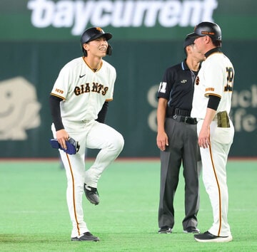 ２２日の試合で出塁後に足を押える平山功太