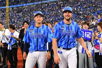 試合後に相棒の・松尾汐恩(左)を従え、ゴキゲンだったDeNA・バウアー