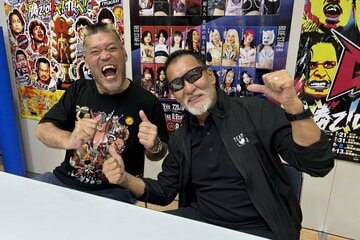ポーズを取る蝶野正洋（右）と天山広吉