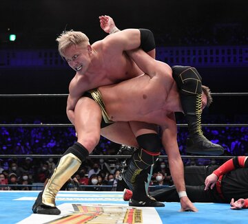  ザック(下)に気迫たっぷりの卍固めを仕掛けるオカダ（東スポWeb）