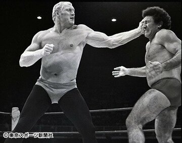 ゴメス（右）に強烈な張り手を見舞うルスカ