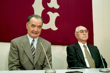  続投会見する長嶋監督（右）と渡辺オーナー（９８年９月１２日）（東スポWeb）