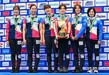 表彰式を終えたフォルティウスの(左から)小林未奈、近江谷杏菜、小谷優奈、-小野寺佳歩、吉村紗也香、船山弓枝コーチ