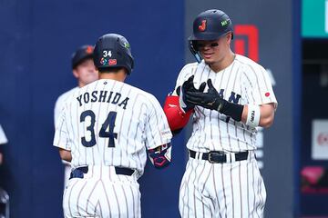 〝茶道ポーズ〟で吉田を迎えた佐藤輝明