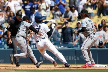 走塁でタッチアウトとなる大谷（ロイター）