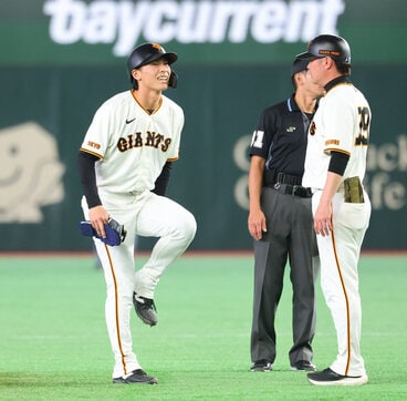 22日の試合で出塁後に足を押える平山功太