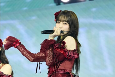 ロングヘアで登場した冨田菜々風