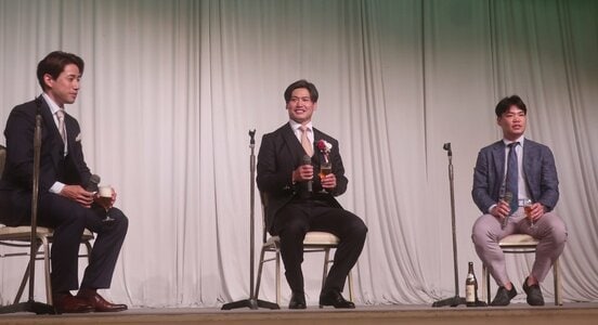 阿部拓真(中)が同期の新山響平(左)、吉田拓矢とクロストークを行い裏話がバンバン明かされた