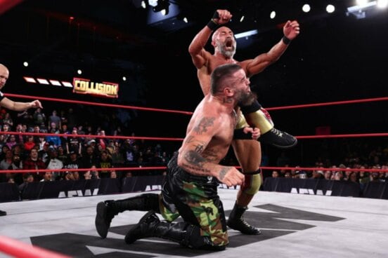 マーク・ブリスコにランニングニーを叩き込むトマソ・チャンパ©All Elite Wrestling