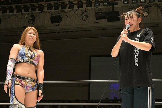 葉月（左）にデビュー戦の相手をお願いするフワちゃん