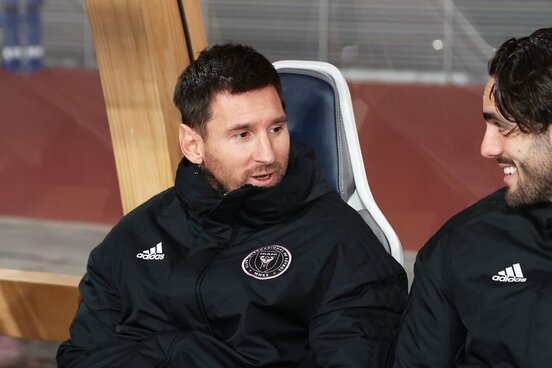 日本でのＪ１神戸戦もベンチスタートだったメッシ(左)