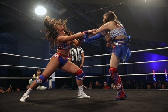 Ｊ―ＲＯＤ(左)にビッグブーツを放つ荒井優希