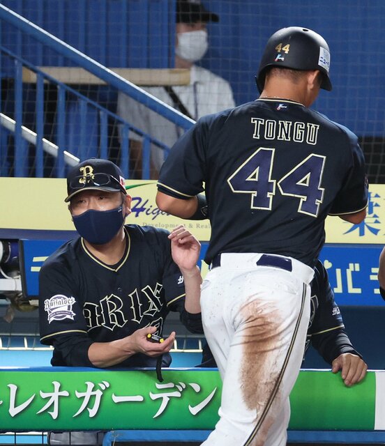  ５回に生還した頓宮(右)を出迎えるオリックス・中嶋監督（東スポWeb）