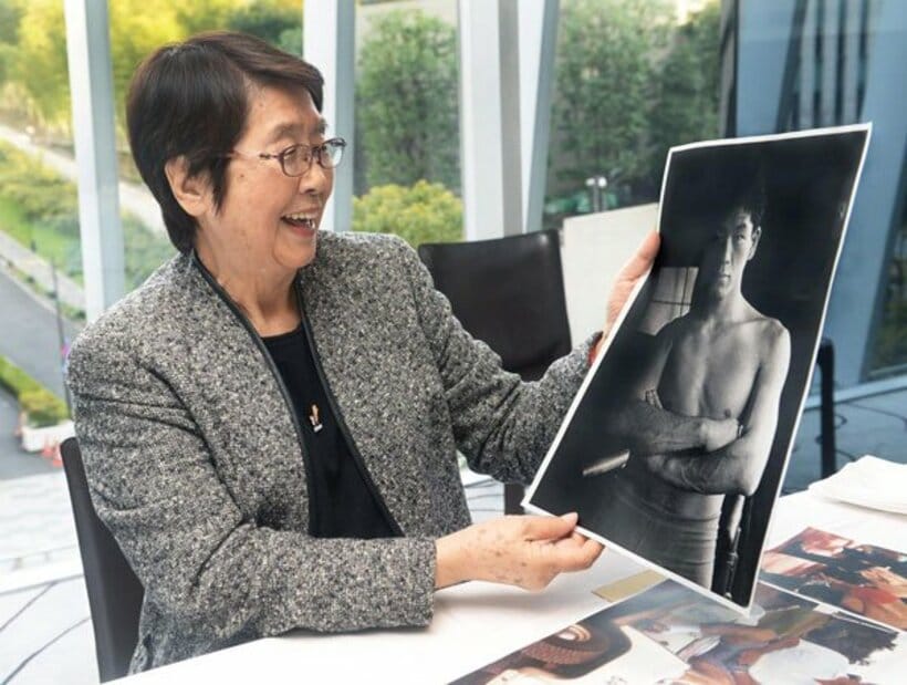  若き日のＧ馬場さんの写真を手に、笑顔の馬場元子さん（２０１５年）