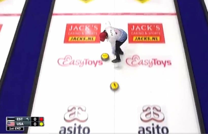  選手の両脇に「ＥａｓｙＴｏｙｓ」の文字が…（世界カーリング連盟の公式ツイッターから）