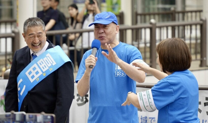 冨田格氏の応援に駆けつけた百田尚樹代表（中）と有本香代表代行