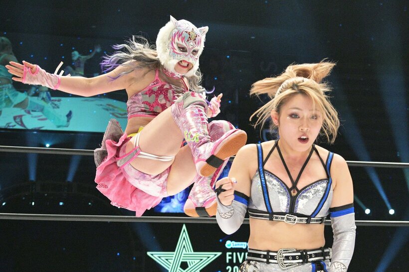 稲葉ともか(右)と激しい攻防を見せたスターライト・キッド