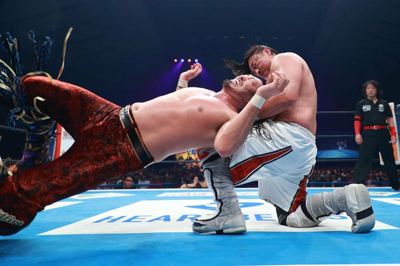 IWGPヘビー級王者・辻陽太(左)を下し、連勝発進となった後藤洋央紀