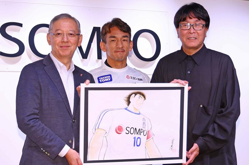 左から奥村幹夫社長、中田英寿氏、高橋陽一氏