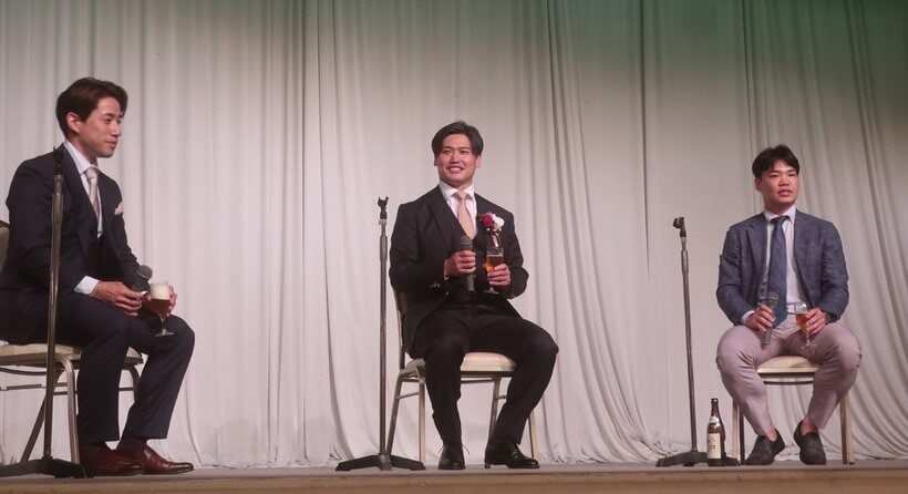 阿部拓真（中）が同期の新山響平（左）、吉田拓矢とクロストークを行い裏話がバンバン明かされた