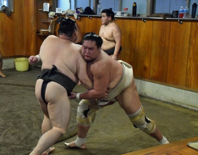  若い衆を相手に動きを確認する照ノ富士-(右)