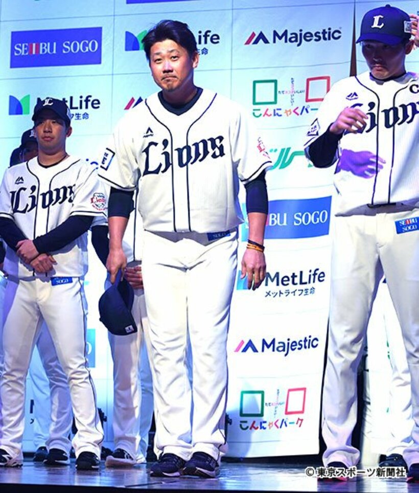  松坂は出陣式でユニホーム姿を披露し、ファンにあいさつした