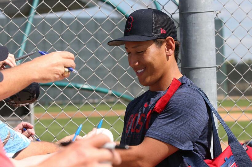 ファンにサインする吉田正尚（カメラ・カルロス山崎）