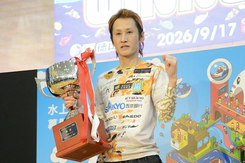 優勝カップを手にガッツポーズする白井英治