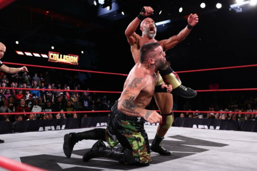 マーク・ブリスコにランニングニーを叩き込むトマソ・チャンパ©All Elite Wrestling