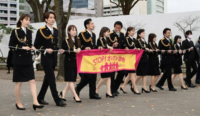  左から飯豊まりえ、橘慶太、川栄李奈、松本利夫、秋元真夏、杉良太郎、新内眞衣、伍代夏子、向井地美音、城島茂、武藤十夢