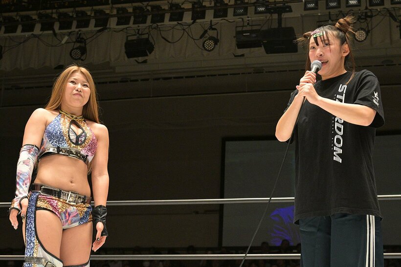 葉月（左）にデビュー戦の相手をお願いするフワちゃん