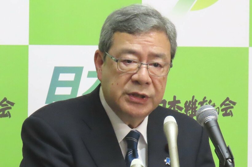 会見する日本維新の会・中司宏幹事長