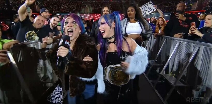 「ば～か！」と叫びながら花道を歩くアスカ（手前左）とカイリ・セイン。奥はナイア・ジャックス（左）とラッシュ・レジェンド（©AbemaTV,Inc.）