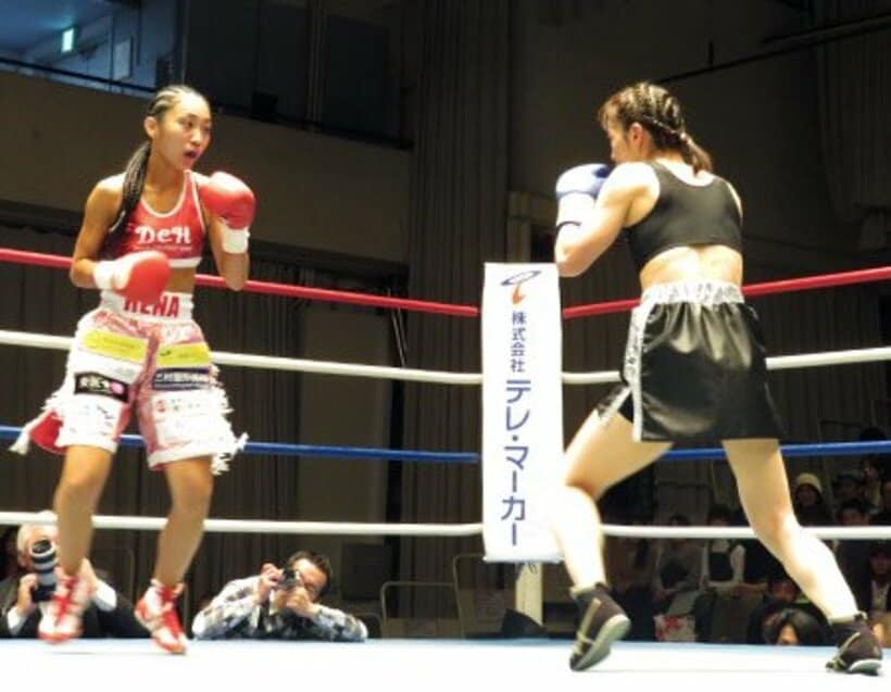  プロデビュー戦のリングに上がった高橋（左）