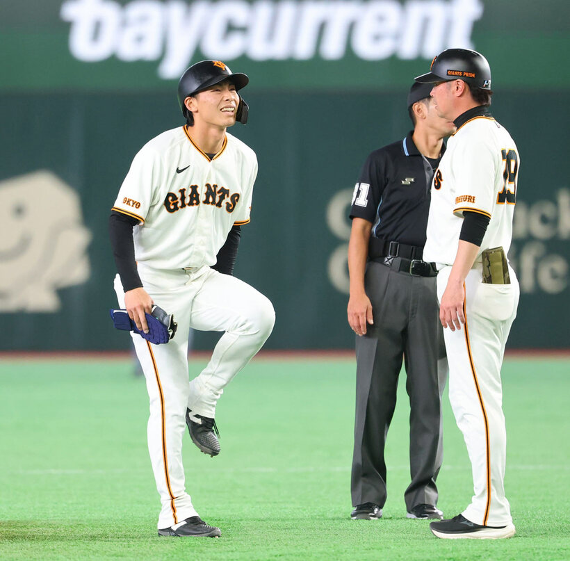 ２２日の試合で出塁後に足を押える平山功太