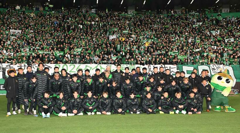 ホーム最終戦後に記念撮影する東京ヴェルディ