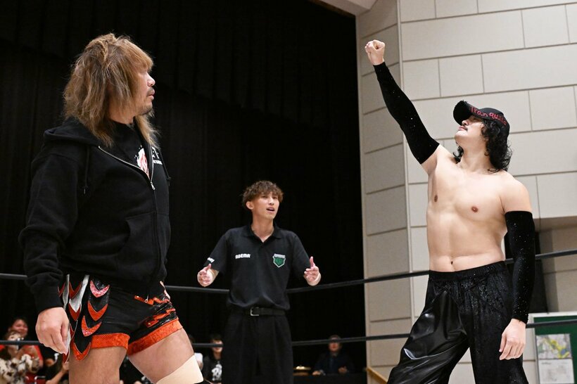 ポーズから技まで、OZAWA(右)にパクられまくった内藤哲也