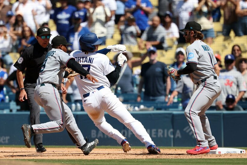 走塁でタッチアウトとなる大谷（ロイター）