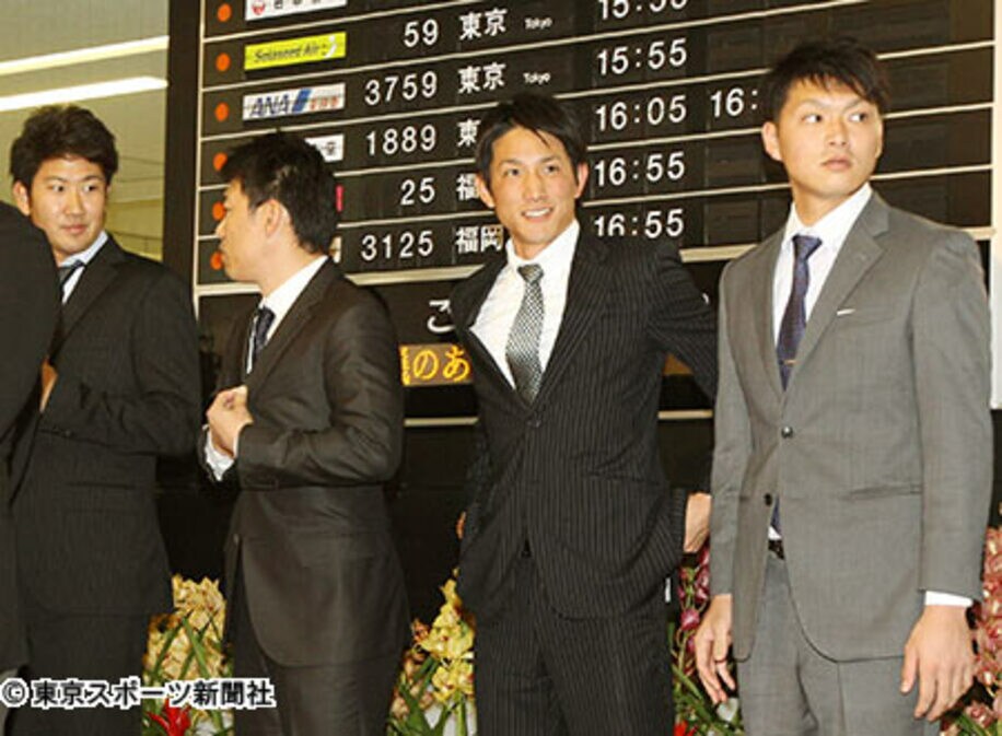 宮崎に到着（左）から菅野、井端らと笑顔を見せる小林