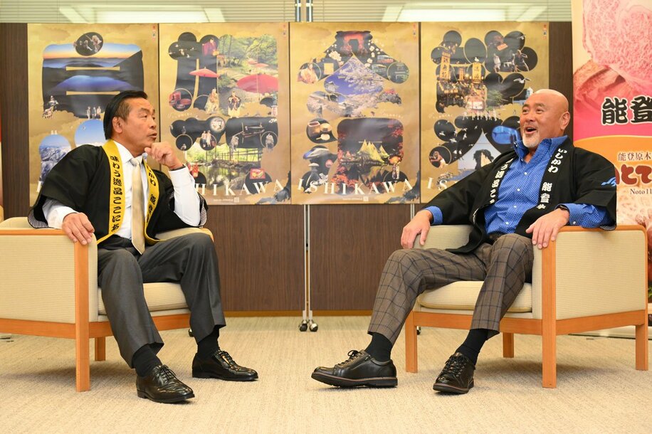 馳浩氏（左）を表敬訪問した武藤敬司