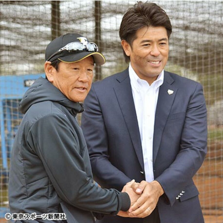  栗山監督（左）と握手する侍ジャパンの稲葉監督